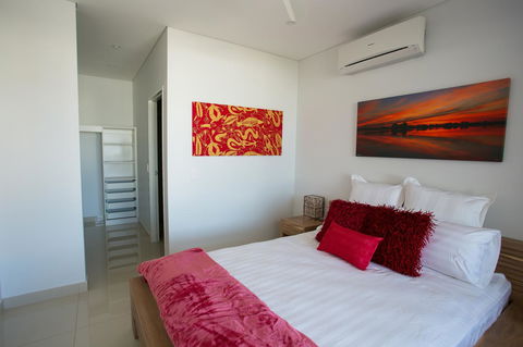 Kakadu @ The Kube (Darwin City) - Airlie Beach Holiday 9