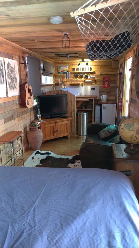 Alice\'s Secret Travellers Inn - Airlie Beach Holiday 1