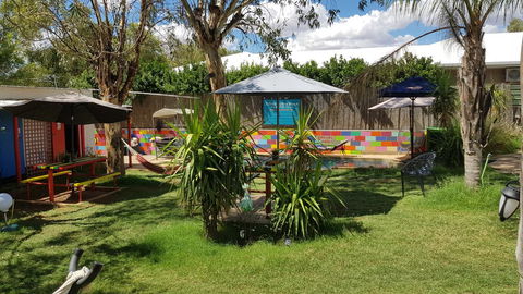 Alice\'s Secret Travellers Inn - Airlie Beach Holiday 0