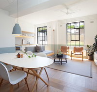 Boutique Sunlit Studio with Designer Furnishings - Airlie Beach Holiday