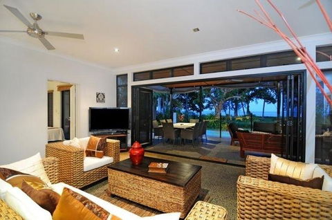 Bramston Beach - Luxury Holiday House - Airlie Beach Holiday 1