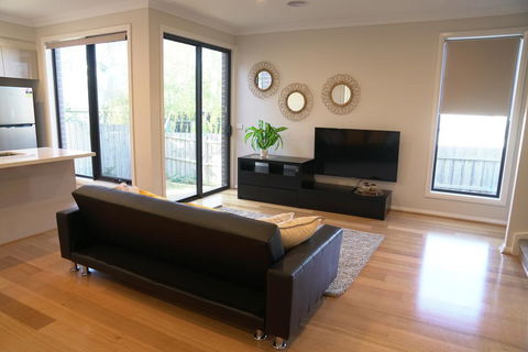 Brand New House Near Box Hill - Airlie Beach Holiday 1