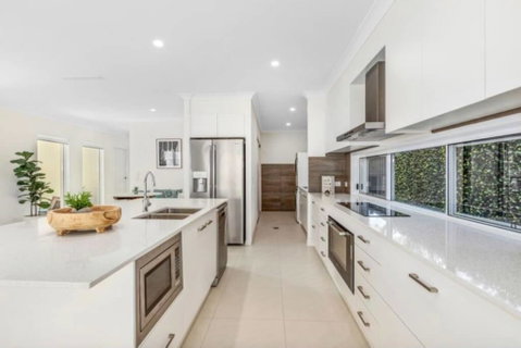 Brand New PRIZE HOME 50m Path To Beach - Airlie Beach Holiday 1