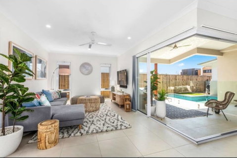 Brand New PRIZE HOME 50m Path To Beach - Airlie Beach Holiday 0