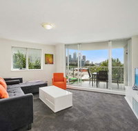Bridge and Sails - Views of the Bridge and Opera House from this Executive 2BR Apartment in Darlinghurst - Airlie Beach Holiday