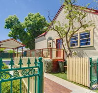 Bright 3-bedroom apartment - Central Armidale - Airlie Beach Holiday