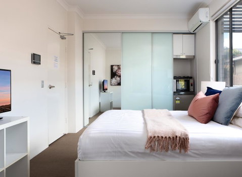 Bright Studio Steps From Westmead Hospital - Airlie Beach Holiday 3