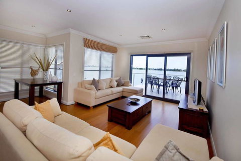 Brookwater- Waterfront On Lake Mulwala - Airlie Beach Holiday 1
