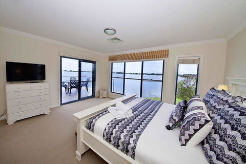 Brookwater- Waterfront On Lake Mulwala - Airlie Beach Holiday 0