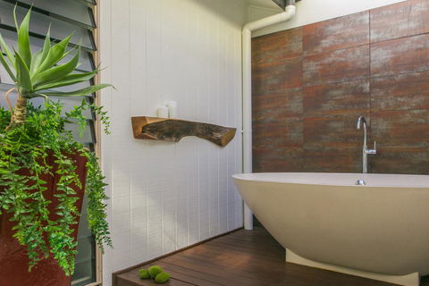 Byron Lakeside Holiday Apartments - Airlie Beach Holiday 2