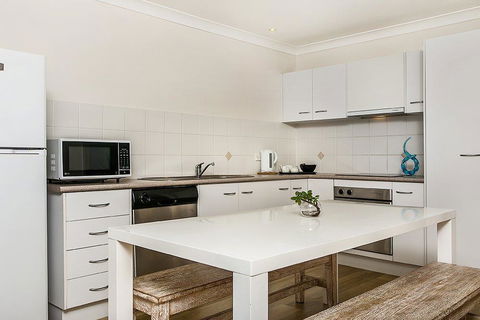 Byron Lakeside Holiday Apartments - Airlie Beach Holiday 1