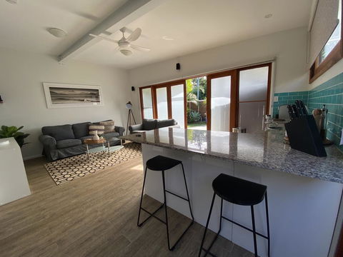 Byron Moon Large House & Half Moon Cottage - Airlie Beach Holiday 3