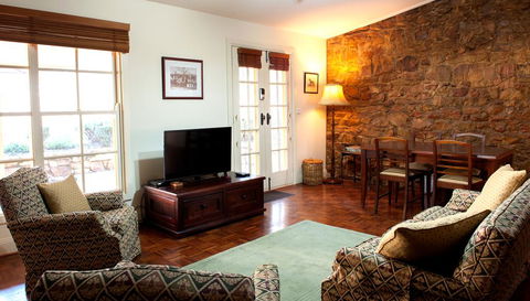 Byronsvale Vineyard And Accommodation - Airlie Beach Holiday 0