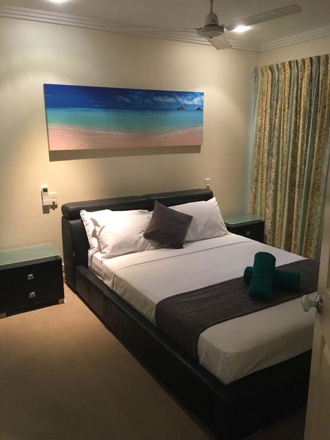 Cairns Golf Course Apartment - Airlie Beach Holiday 1