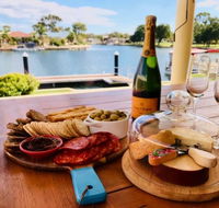 Canal Elegance In Yunderup - Airlie Beach Holiday