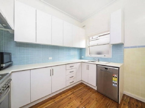 Charming & Cosy Home With City Views - Airlie Beach Holiday 1
