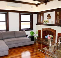 Charming  Cosy Home With City Views - Airlie Beach Holiday