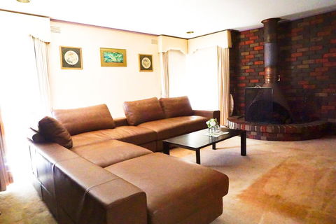 Classic Double Brick Garden House - Airlie Beach Holiday 2