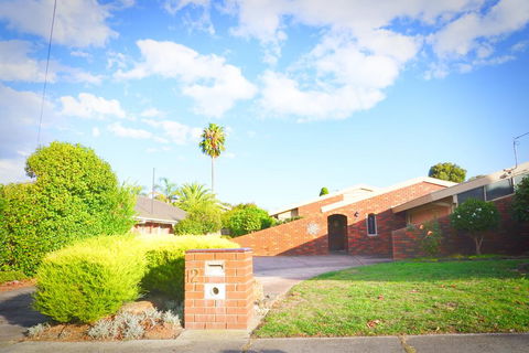 Classic Double Brick Garden House - Airlie Beach Holiday 1