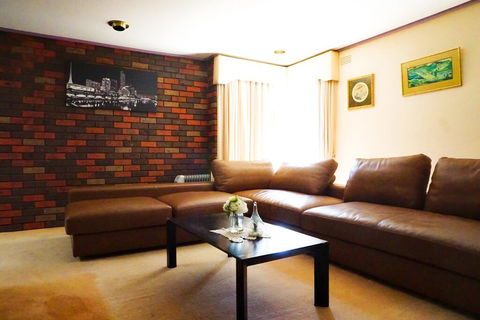 Classic Double Brick Garden House - Airlie Beach Holiday 3