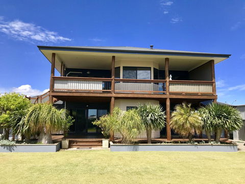 Coastal Paradise Holiday Home: Swimming Pool + WiFi - Airlie Beach Holiday 3