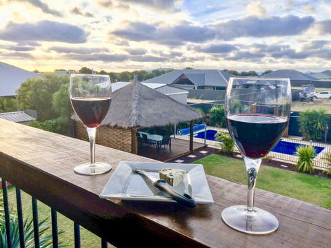 Coastal Paradise Holiday Home: Swimming Pool + WiFi - Airlie Beach Holiday 0