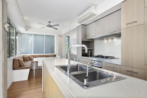 Contemporary & Central, Sunshine Beach - Airlie Beach Holiday 2