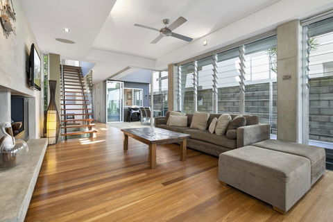 Contemporary & Central, Sunshine Beach - Airlie Beach Holiday 1