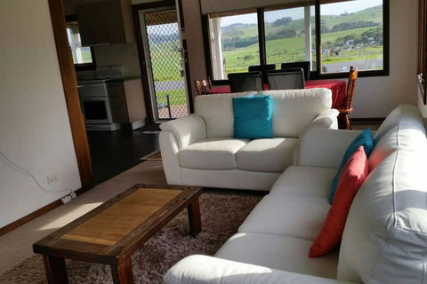 Cosy Cottage Valley Views - Airlie Beach Holiday 2