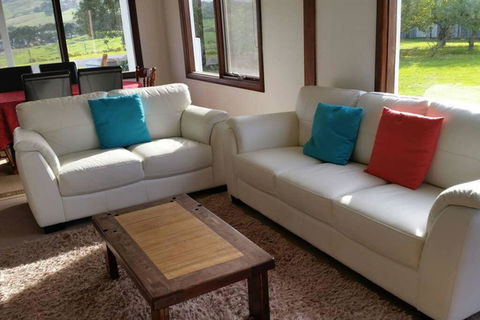 Cosy Cottage Valley Views - Airlie Beach Holiday 1