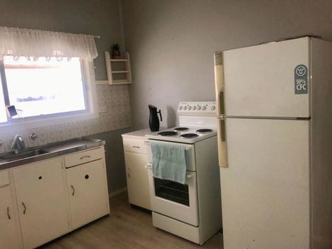 Cosy Country Cottage With AirCon - Airlie Beach Holiday 1