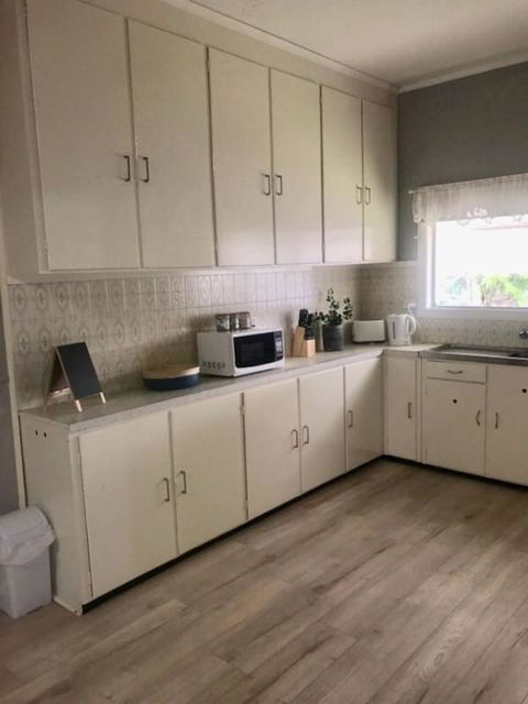 Cosy Country Cottage With AirCon - Airlie Beach Holiday 3