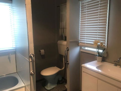 Cosy Country Cottage With AirCon - Airlie Beach Holiday 2