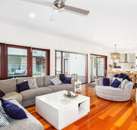 Cottonwood Beach House  Corporate Boardies - Airlie Beach Holiday