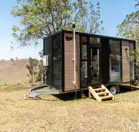 Dam It Getaway Tiny House - Airlie Beach Holiday