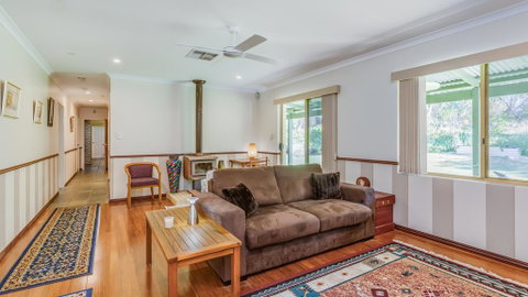 Devonleigh Bed And Breakfast - Airlie Beach Holiday 1