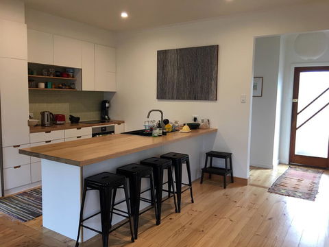 Eco-renovated Light-filled House On A Hill - Airlie Beach Holiday 1