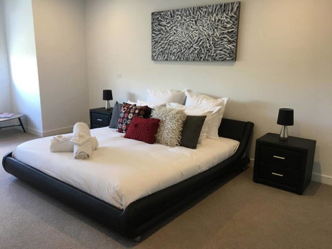 Executive Mansion, Spring Racing, Melbourne Cup - Airlie Beach Holiday 0