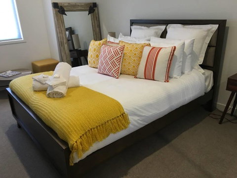 Executive Mansion, Spring Racing, Melbourne Cup - Airlie Beach Holiday 2