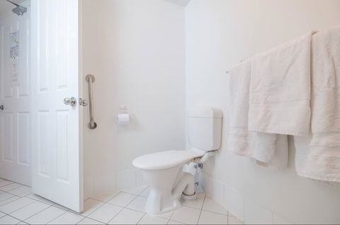 Fabulous Kangaroo Point 3 Bedroom Apartment - Airlie Beach Holiday 2