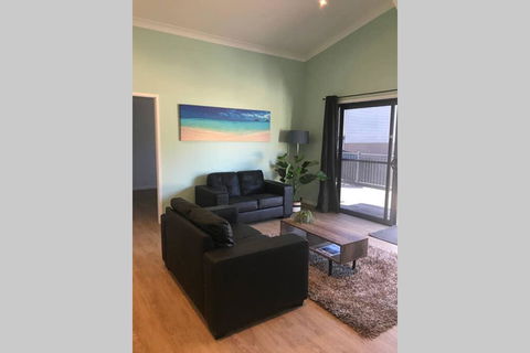 FAIRVIEW COTTAGE 25B - Waterfront Accommodation - Airlie Beach Holiday 1