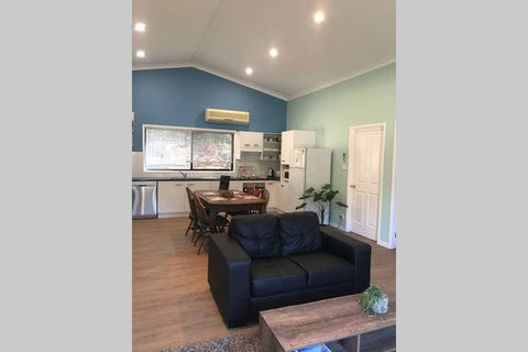 FAIRVIEW COTTAGE 25B - Waterfront Accommodation - Airlie Beach Holiday 3