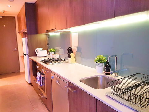 FITZROY FANTASTIC 1BR APT With FREE WINE, NETFLIX, WIFI, Close To TRAMS, COLES - Airlie Beach Holiday 2