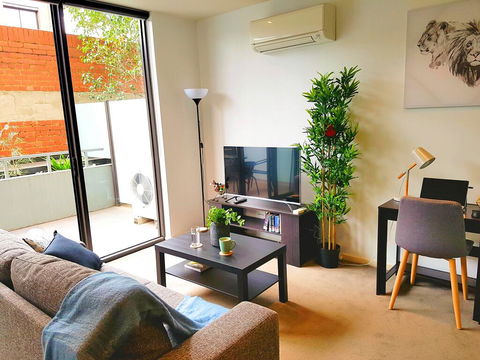 FITZROY FANTASTIC 1BR APT With FREE WINE, NETFLIX, WIFI, Close To TRAMS, COLES - Airlie Beach Holiday 0