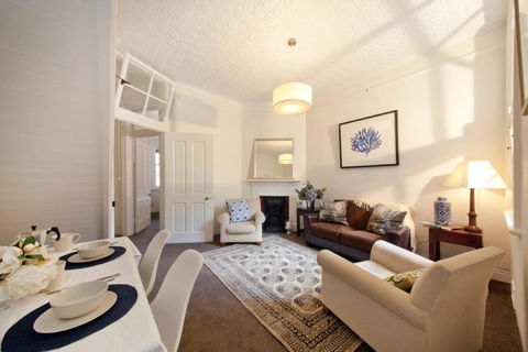 FUN TIMES In HUGE House 1 Minute To SYDNEY HARBOUR - Airlie Beach Holiday 0