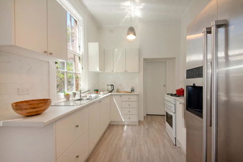 FUN TIMES In HUGE House 1 Minute To SYDNEY HARBOUR - Airlie Beach Holiday 2