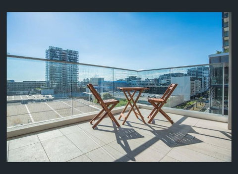 Gorgeous Modern Brand New Two Bedroom Apartment With Large Lounge And Private Garden View Balcony - Airlie Beach Holiday 3