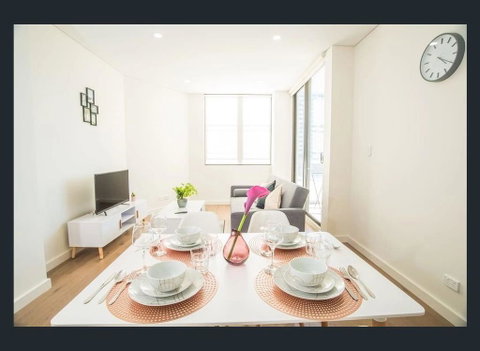 Gorgeous Modern Brand New Two Bedroom Apartment With Large Lounge And Private Garden View Balcony - Airlie Beach Holiday 1