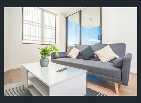 Gorgeous Modern Brand New Two Bedroom Apartment With Large Lounge And Private Garden View Balcony - Airlie Beach Holiday 2