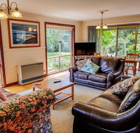 GUMS  ROSES - Family home in the heart of town.